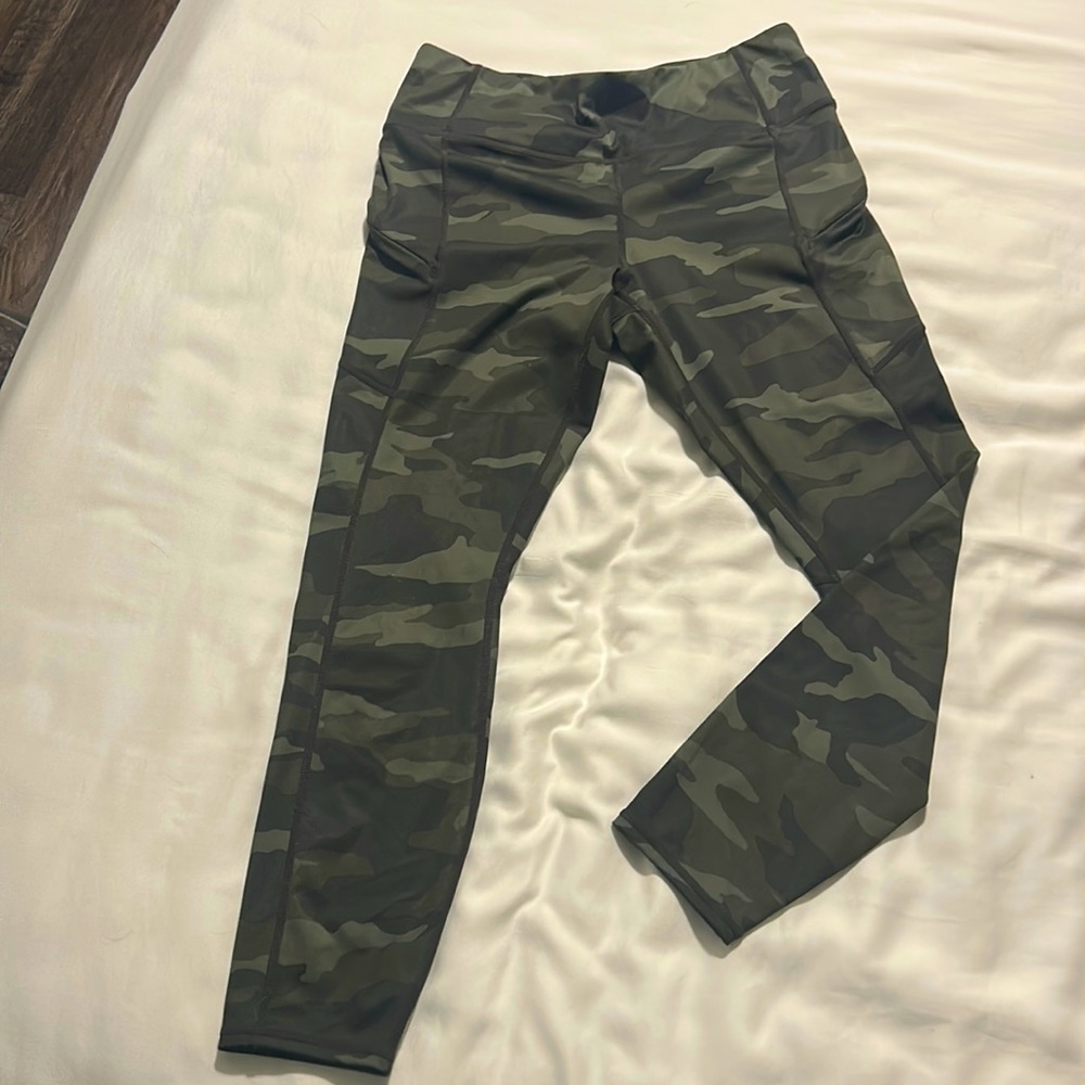 Athleta Green camo leggings, Size M, two pockets
